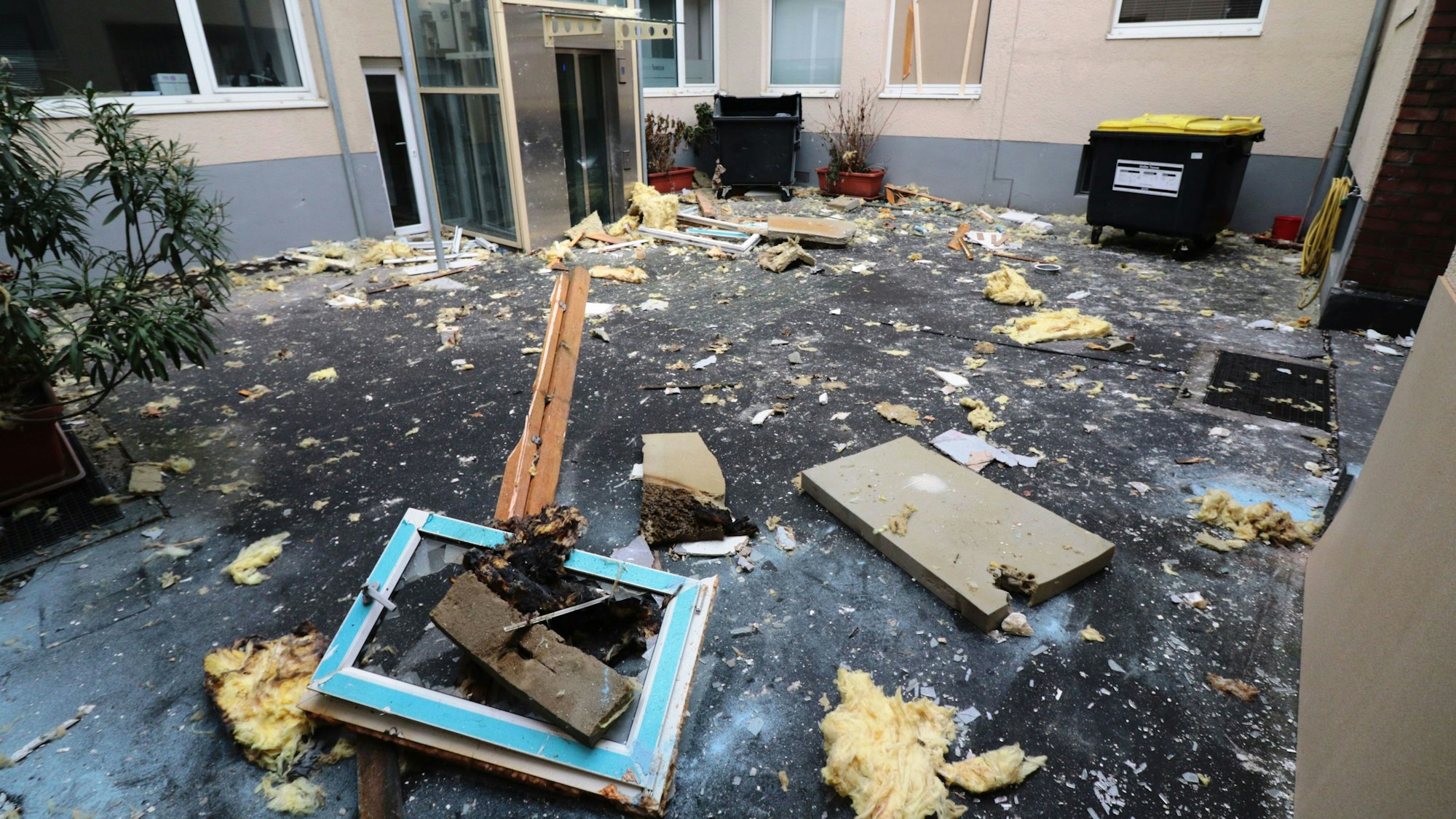 Der Innenhof des Gebäudekomplexes lag nach der Explosion voller Trümmer.