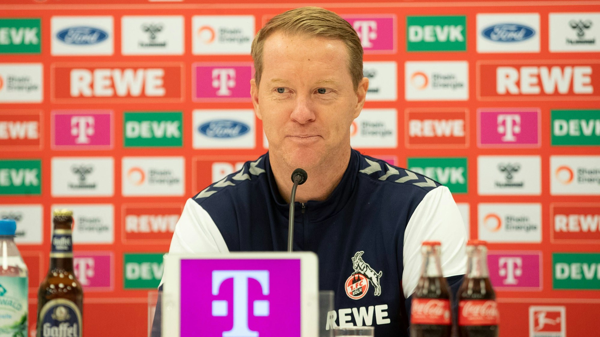 FC-Trainer Timo Schultz auf einer Pressekonferenz des 1. FC Köln.