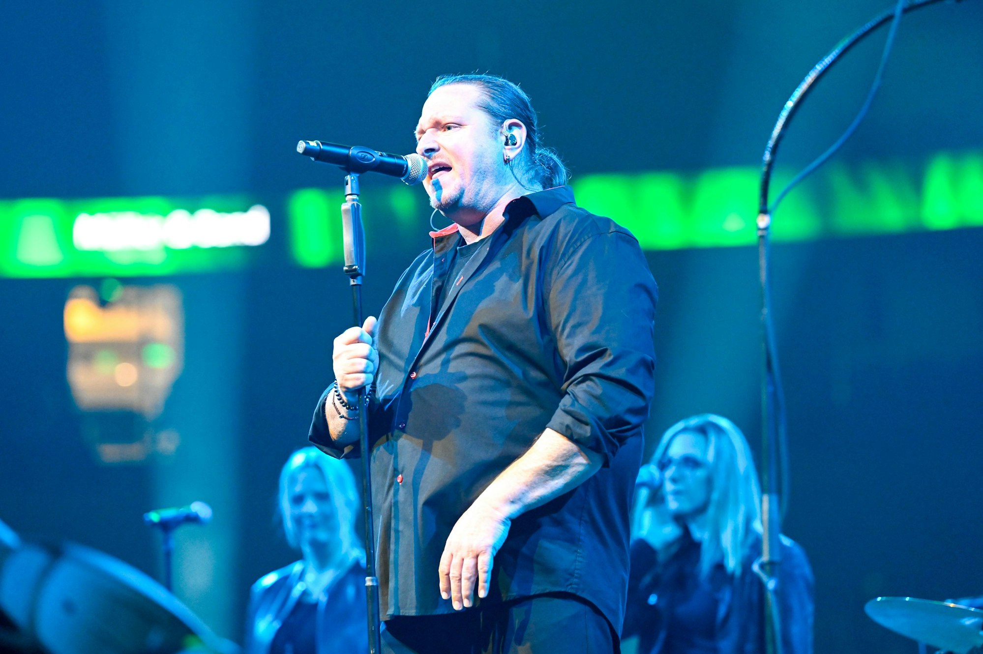 Michael Müller singt ins Mikrophon.