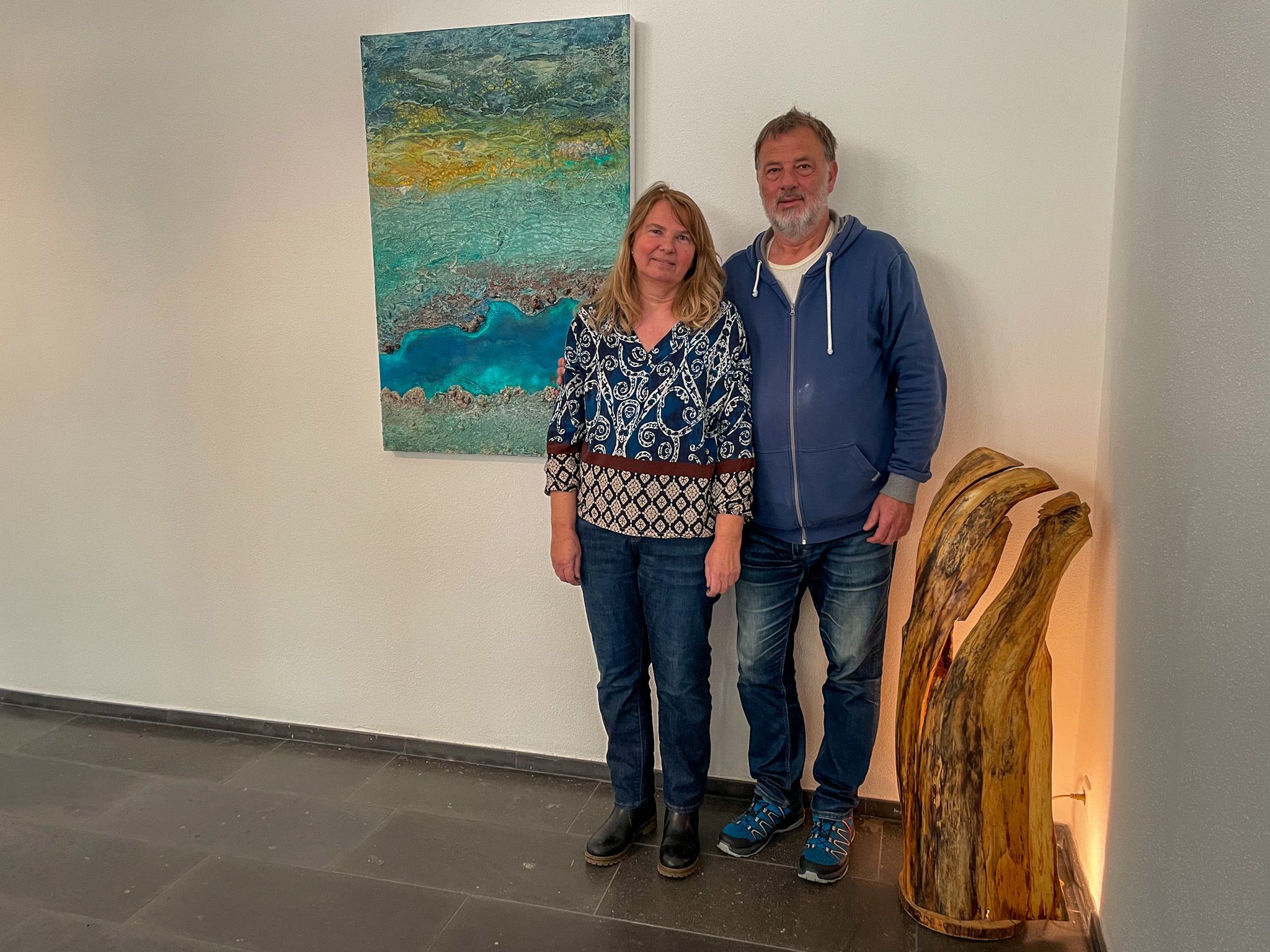Martina Tenhagen und Achim Wolf haben mit Martina Scholl (nicht im Bild) die Ausstellung „Naturwelten“ mit Bildern und Lichtobjekten in der Christuskirche in Wiesdorf konzipiert.