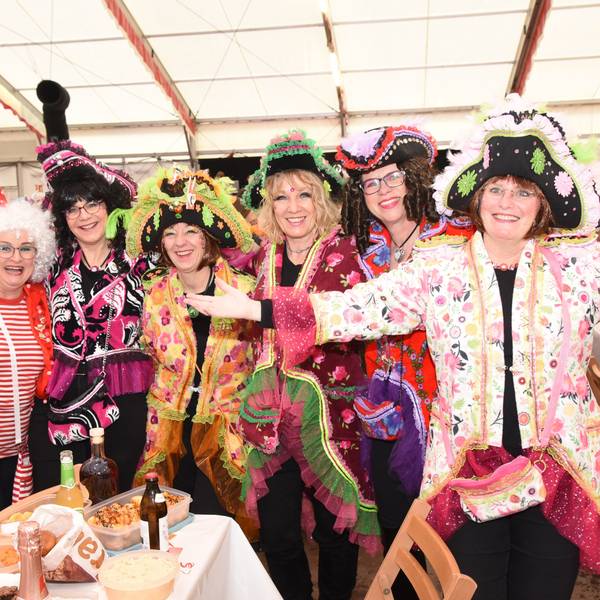 Bunt kostümiert feiern die jecken Damen im Festzelt der KG Rot-Weiß Lindlar.