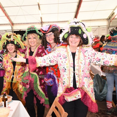 Bunt kostümiert feiern die jecken Damen im Festzelt der KG Rot-Weiß Lindlar.