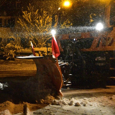 Schneeräumer am frühen morgen.