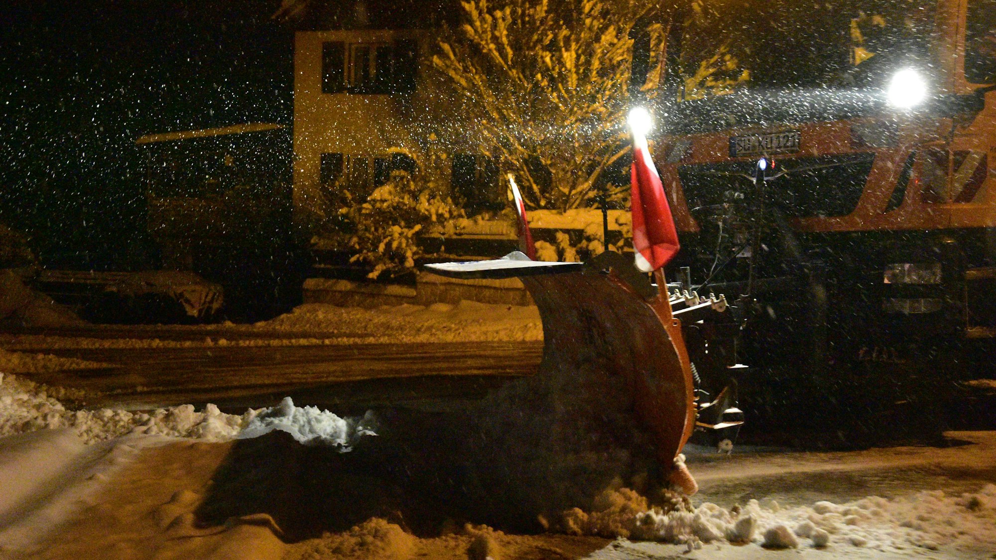 Schneeräumer am frühen morgen.