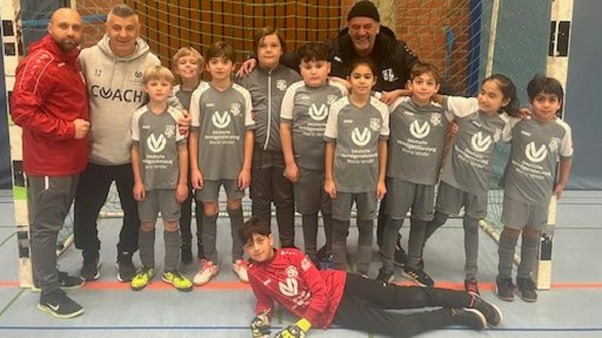 Zu sehen ist das erfolgreiche Fußballteam.