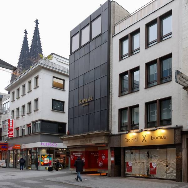 Die drei Häuser an der Ecke Hohe Straße/Große Budengasse (links das Schuhhaus Raphael) werden abgerissen. Dort soll ein Neubau entstehen.