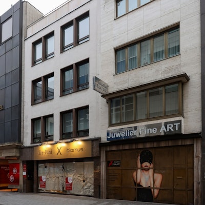 Die drei Häuser an der Ecke Hohe Straße/Große Budengasse (links das Schuhhaus Raphael) werden abgerissen. Dort soll ein Neubau entstehen.
