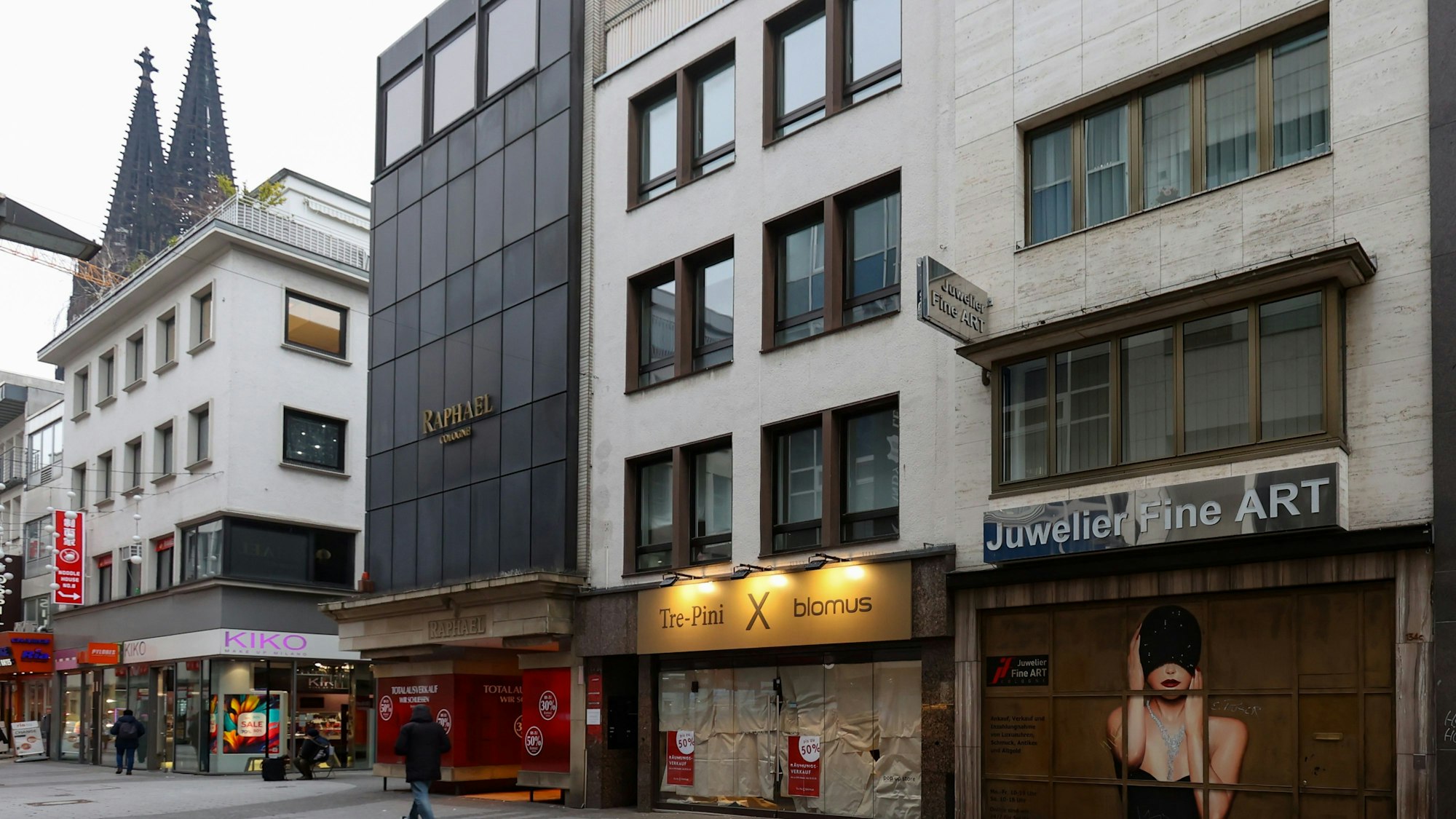 Die drei Häuser an der Ecke Hohe Straße/Große Budengasse (links das Schuhhaus Raphael) werden abgerissen. Dort soll ein Neubau entstehen.