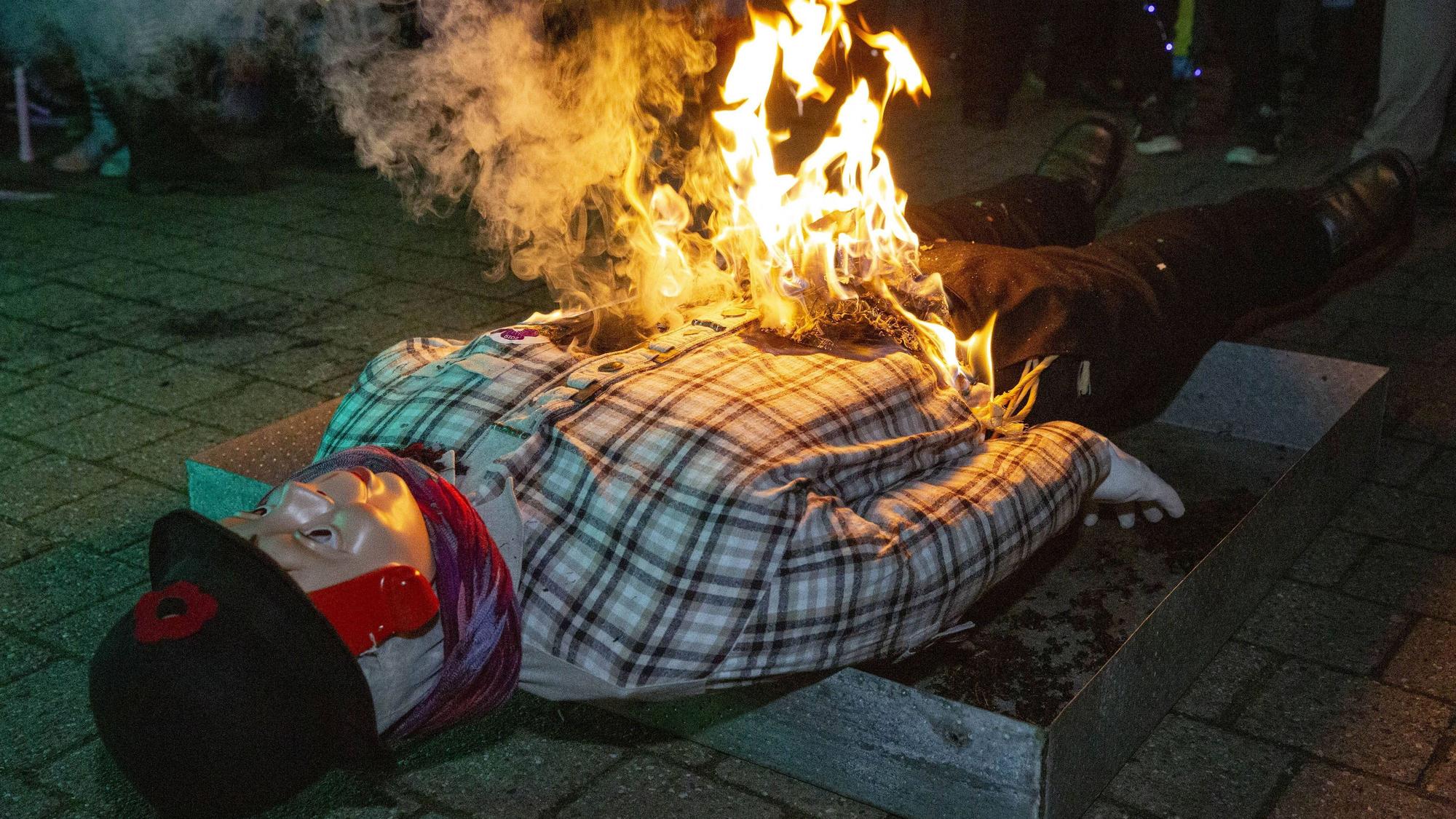 Nubbelverbrennung beim Veilchendienstagszug in Porz-Zündorf.