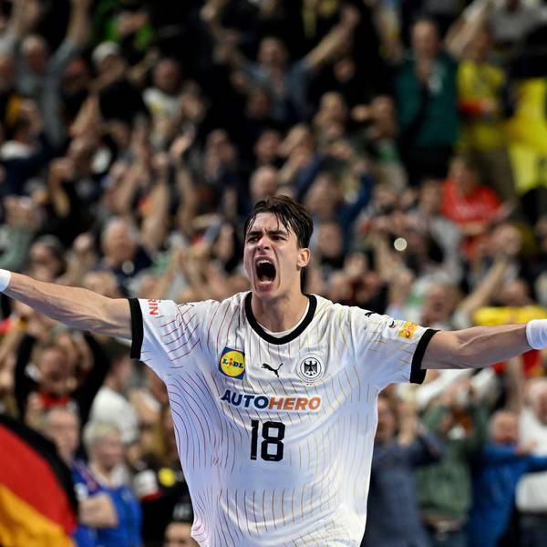 Der Kölner Julian Köster jubelt über den Sieg gegen Island.