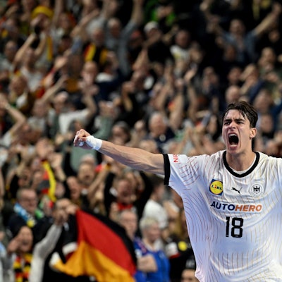 Der Kölner Julian Köster jubelt über den Sieg gegen Island.