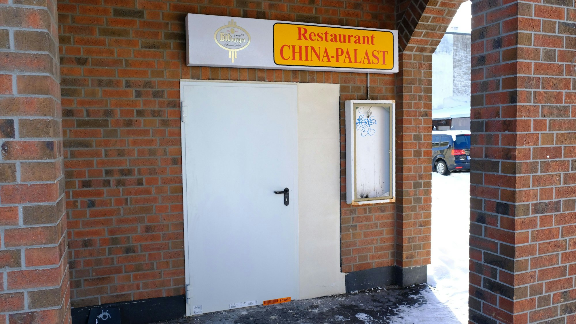 Das Bild zeigt den Eingang des leerstehenden China-Restaurants in der Straße Am Markt in Mechernich.