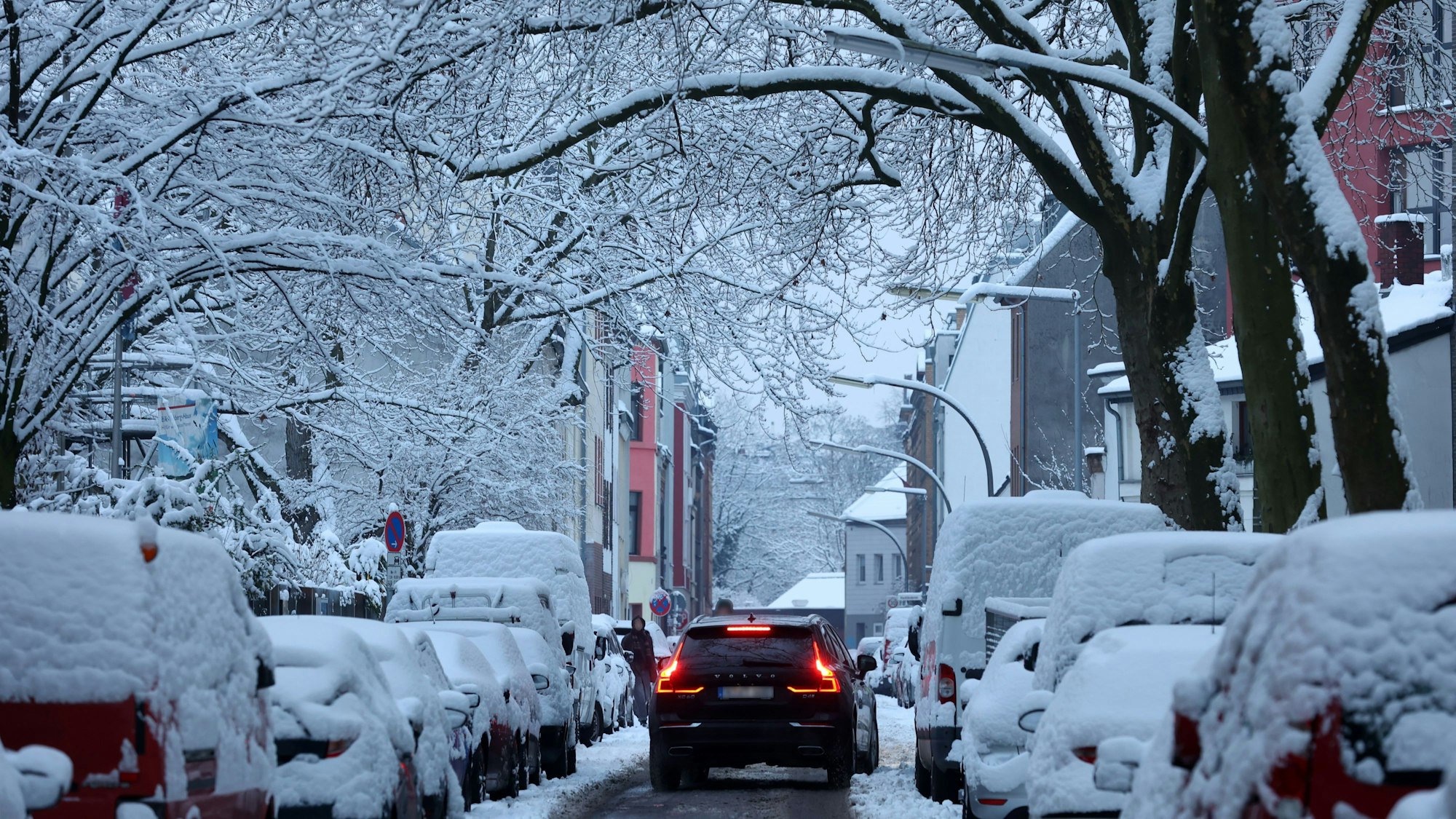 17.01.2024 Köln: Schnee in Ehrenfeld Marienstr. Foto: Martina Goyert