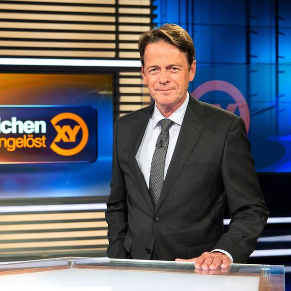 ZDF-Moderator Rudi Cerne steht im Studio der Sendung „Aktenzeichen XY ungelöst“