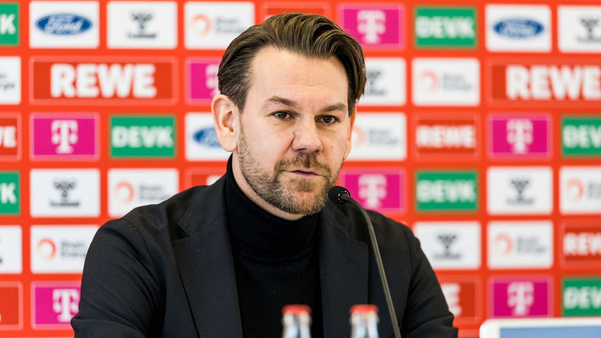Thomas Kessler, Leiter der Lizenzspielerabteilung, auf der Pressekonfernz beim FC.