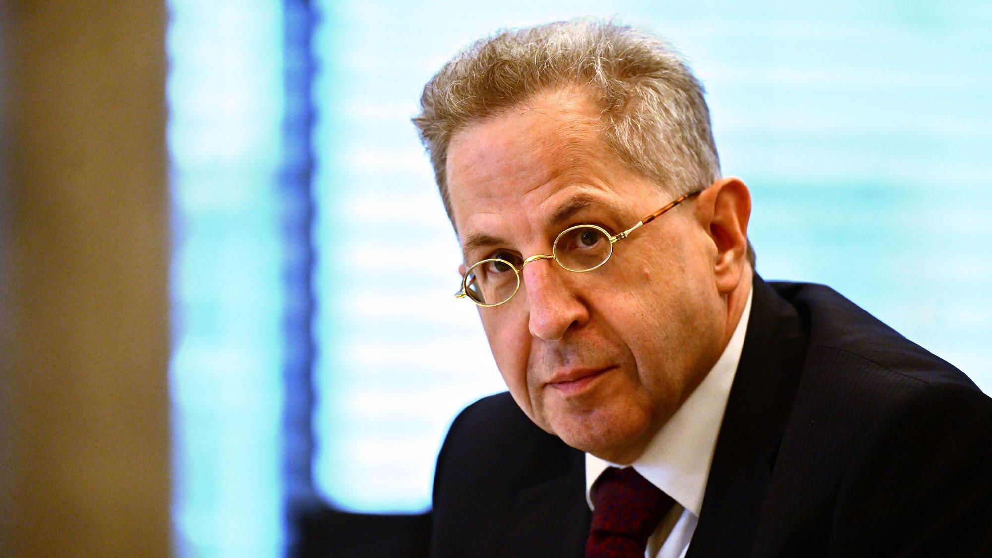 Hans-Georg Maaßen (CDU), ehemaliger Verfassungsschutz-Chef, sitzt als Zeuge im Untersuchungsausschuss im Thüringer Landtag.