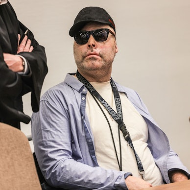 Der angeklagte Rapper „Dr. Knarf“ beim Prozessauftakt im Kölner Landgericht.