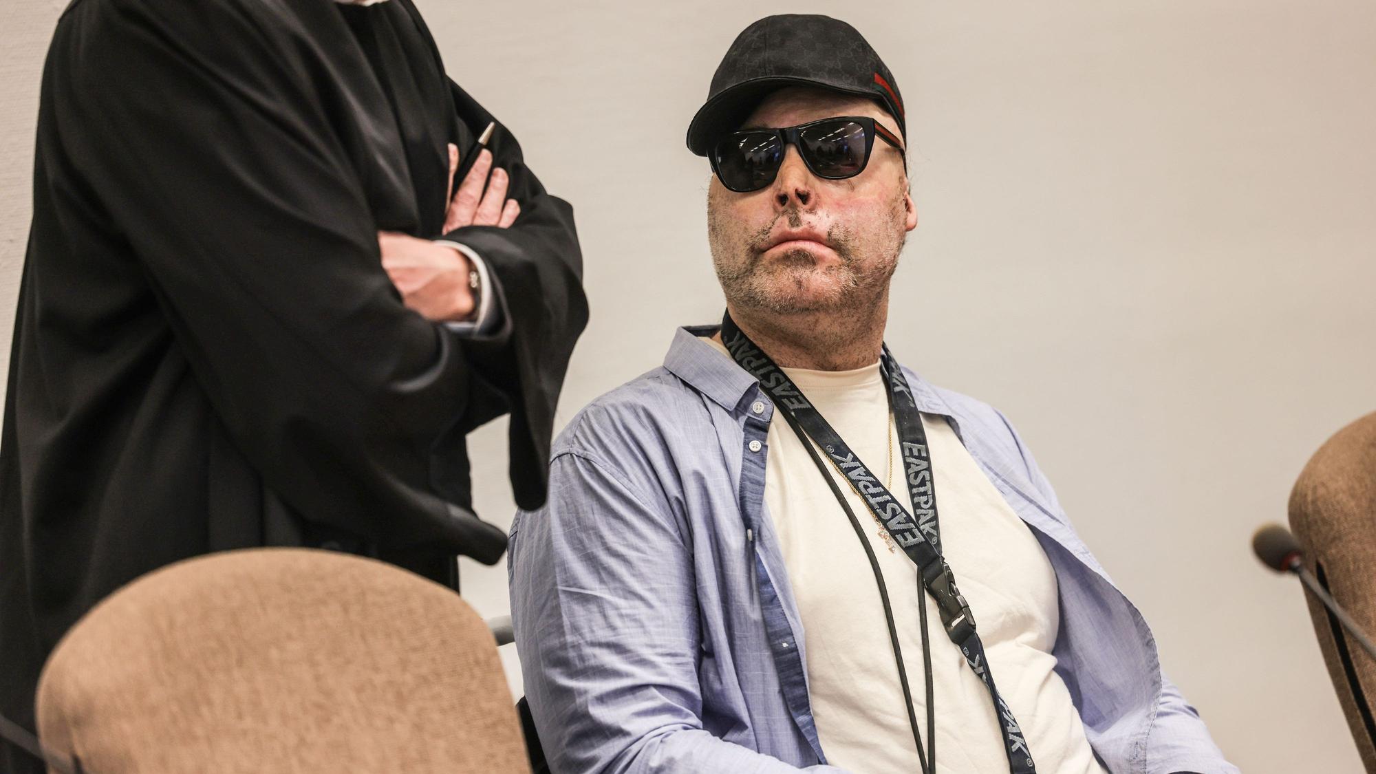Der angeklagte Rapper „Dr. Knarf“ beim Prozess im Kölner Landgericht