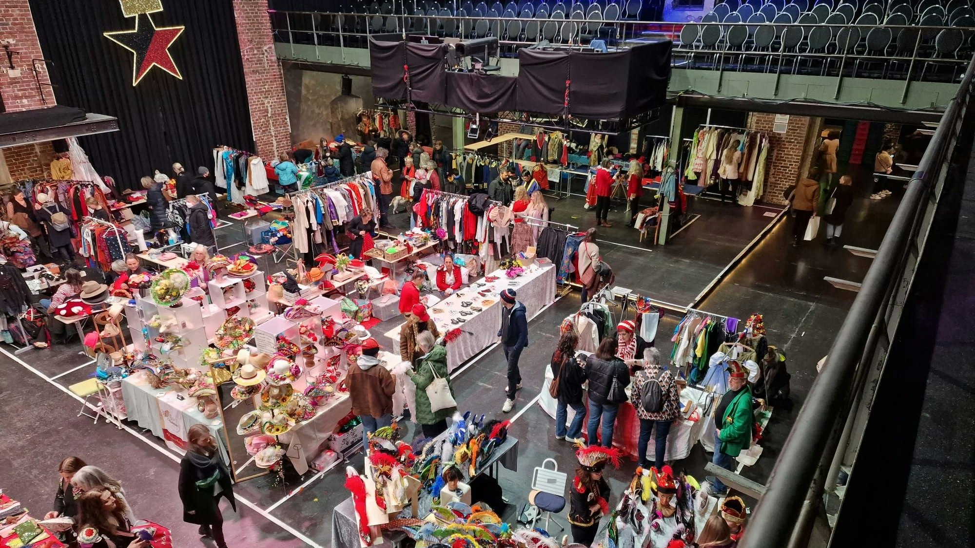 Ein Flohmarkt in einer Halle.