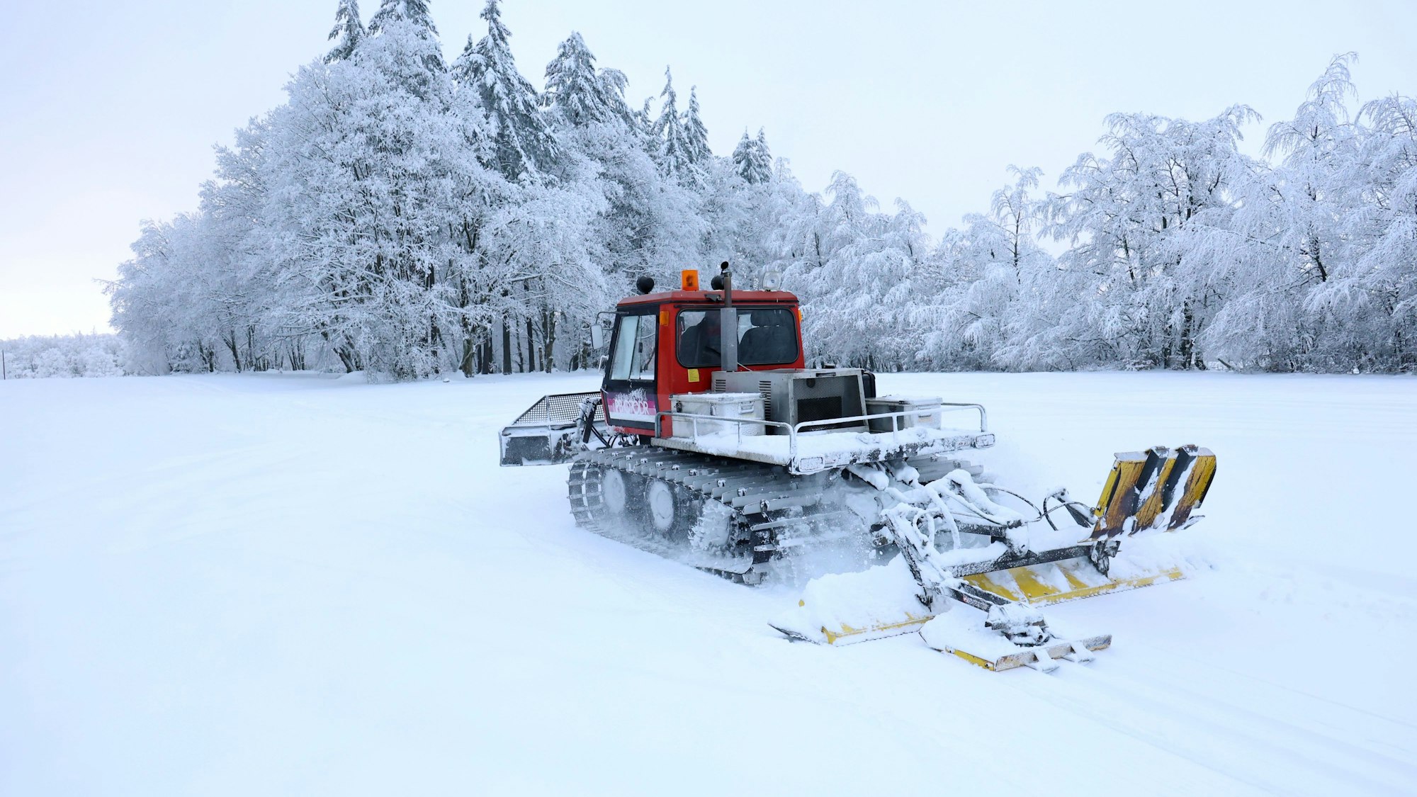 Ein Pistenfahrzueug fährt über den Schnee in Udenbreth und spurt die Loipen.