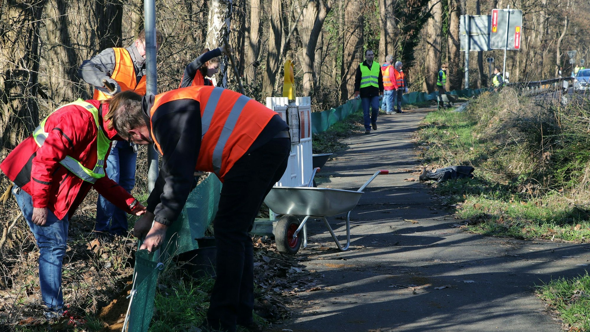 Auf dem Bild sind die Helfer zu sehen, die einen Zaun aufbauen.