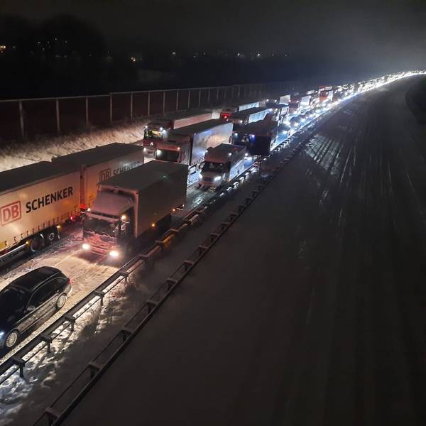 Auf der Autobahn blieben an den Steigungsstrecken Lastwagen stecken, dadurch bildeten sich lange Staus.