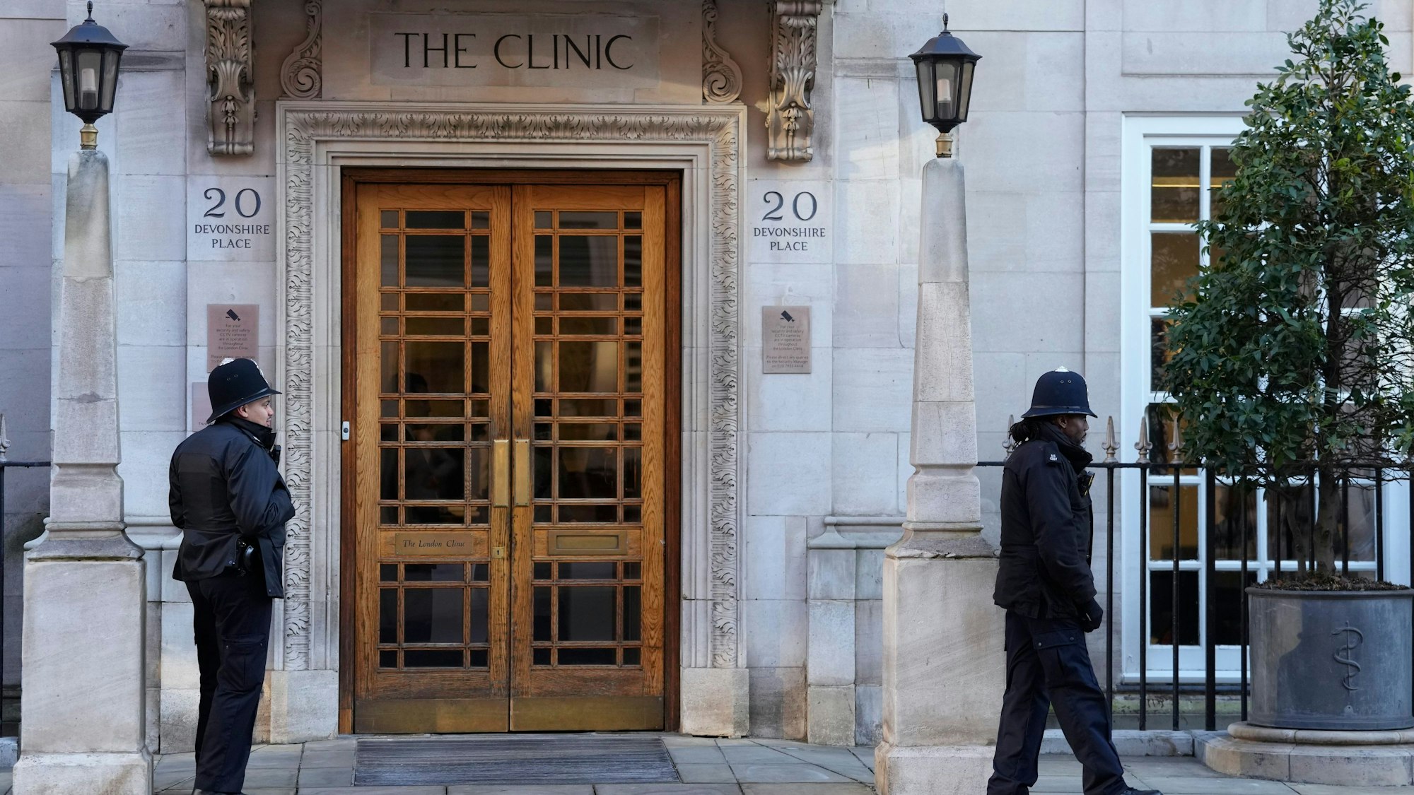 Zwei Polizisten stehen Wache vor der Londoner Klinik.