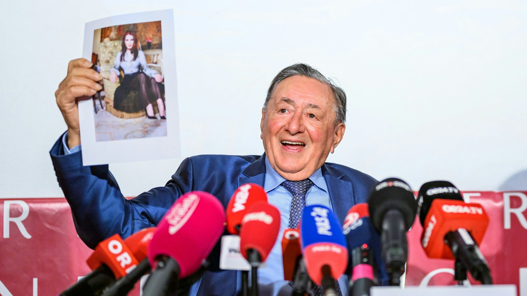 Richard Lugner, Bauunternehmer aus Österreich, gestikuliert bei der Bekanntgabe des Opernballgastes Priscilla Presley.