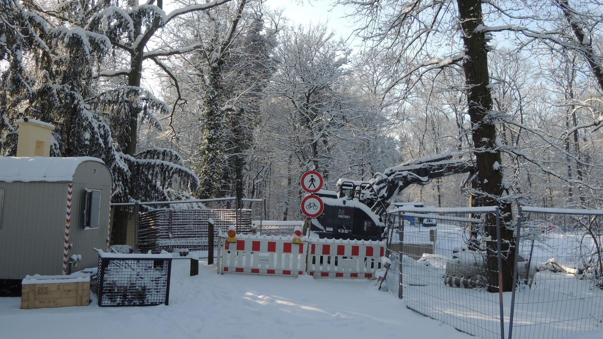 Die Bagger stehen still: Die Bauarbeiten an der Brücke über den Erftflutkanal ruhen immer noch.