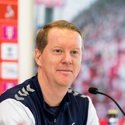 FC-Trainer Timo Schultz auf einer Pressekonferenz am Geißbockheim