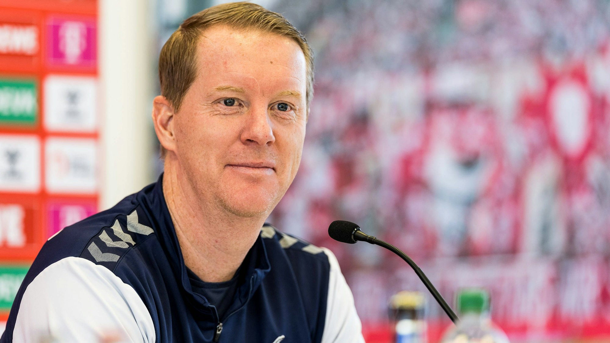 FC-Trainer Timo Schultz auf einer Pressekonferenz am Geißbockheim