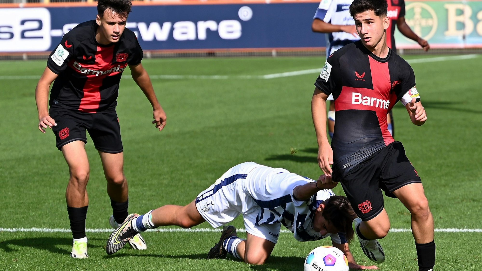 23.09.2023, Fussball-B-Junioren-Bayer 04 - Duisburg
rechts: Francesco Buono (Bayer)=
Foto: Uli Herhaus