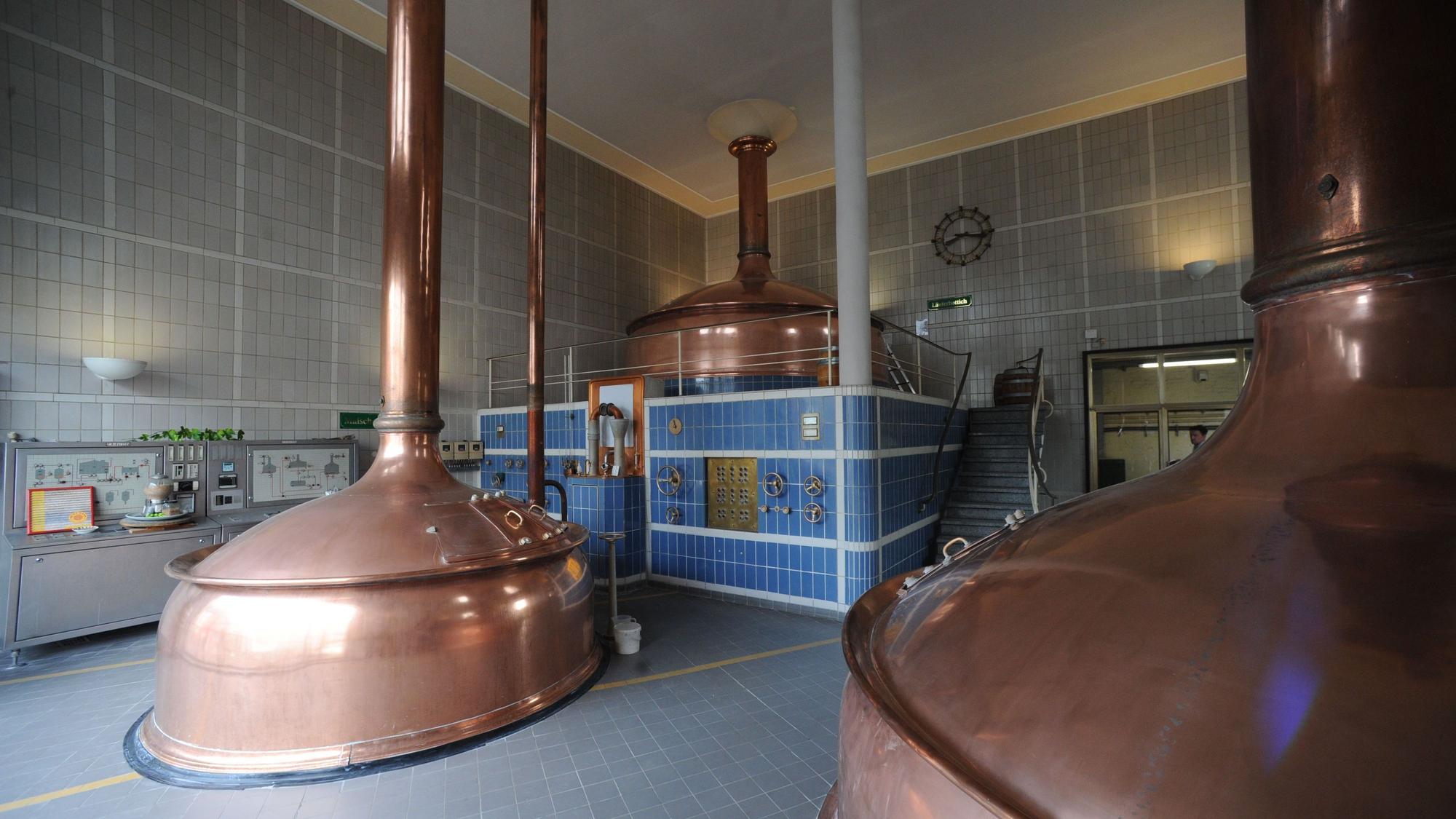 Große Kupferkessel im Inneren der Brauerei.
