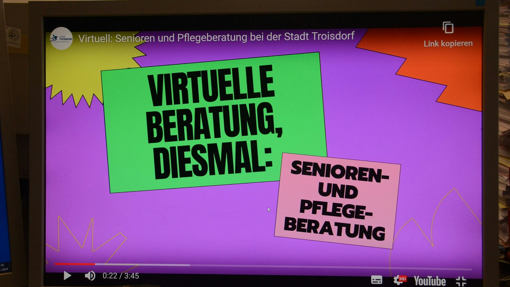 Ein bunter Bildschirm mit der Aufschrift Virtuelle Beratung, diesmal: Senioren- und Pflegeberatung.