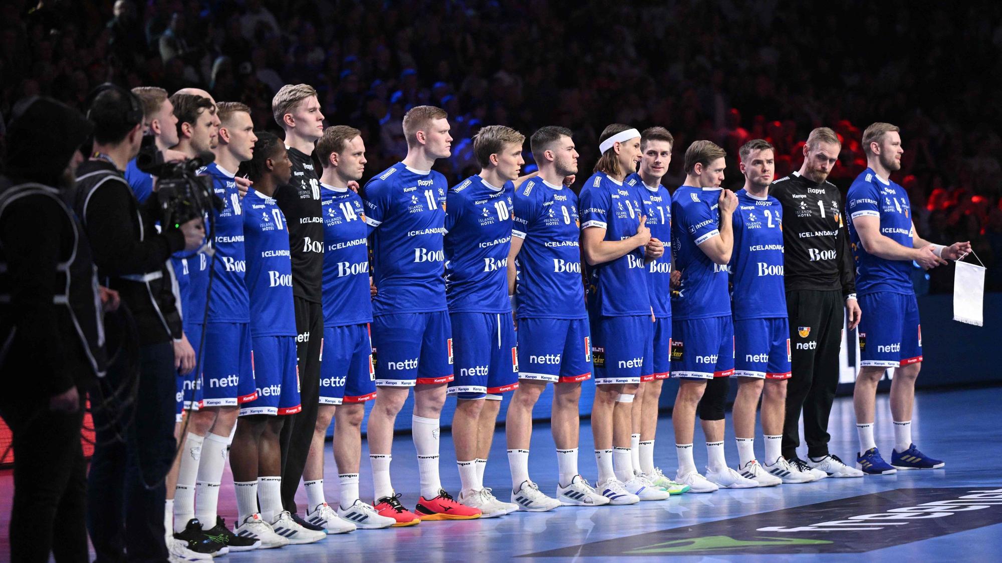 Die Isländische Handball-Nationalmannschaft während der Hymnen-Panne.
