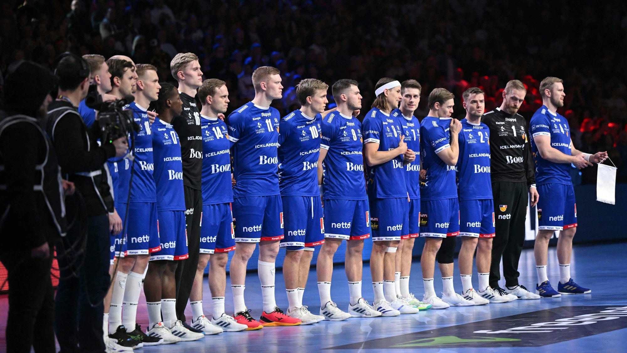 Die Isländische Handball-Nationalmannschaft während der Hymnen-Panne.