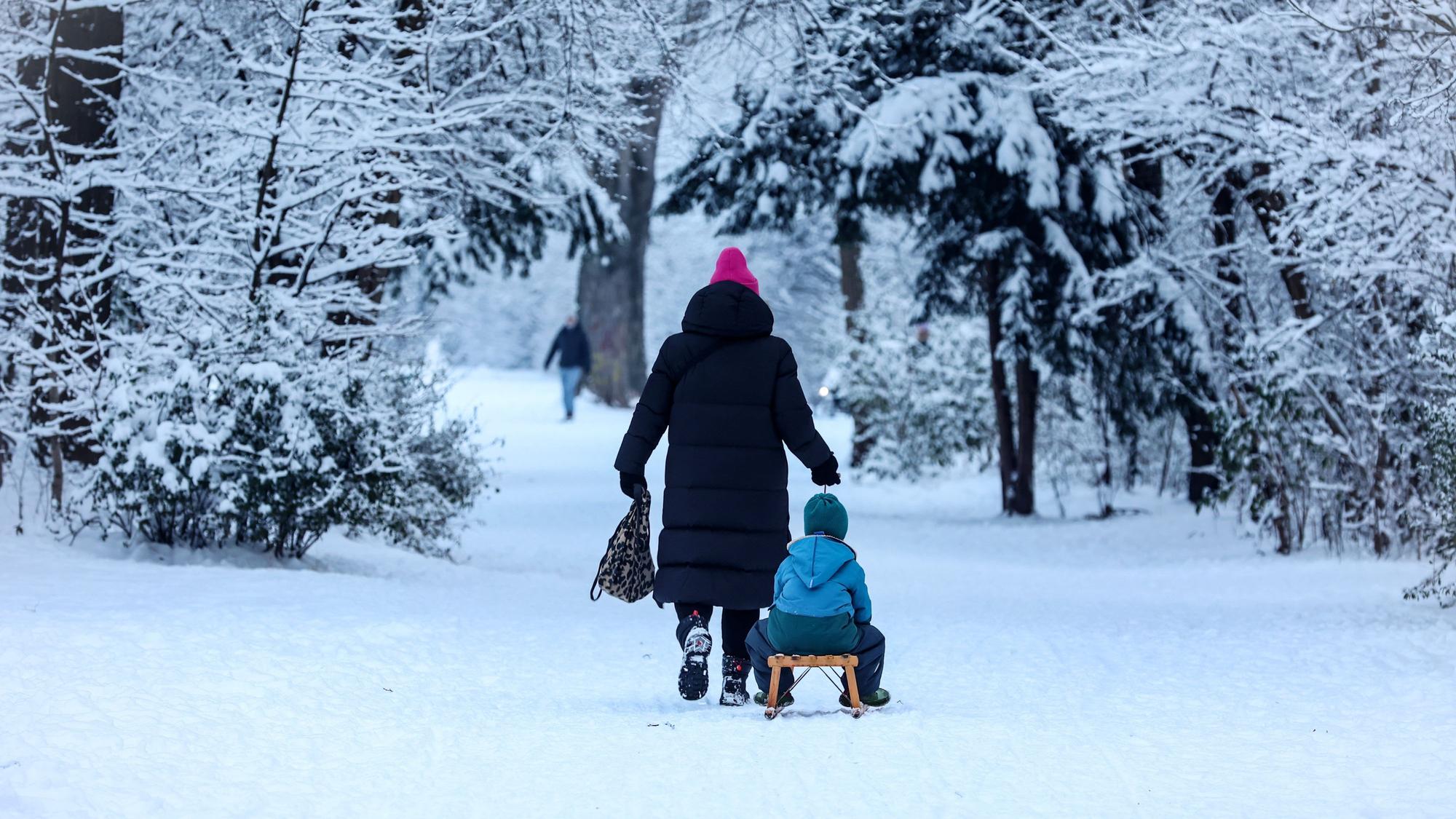 17.01.2024
Köln:
Schnee in Ehrenfeld
Schnee im Takufeld
Mutter bringt Kind auf Schlitten zur Kita
Foto: Martina Goyert