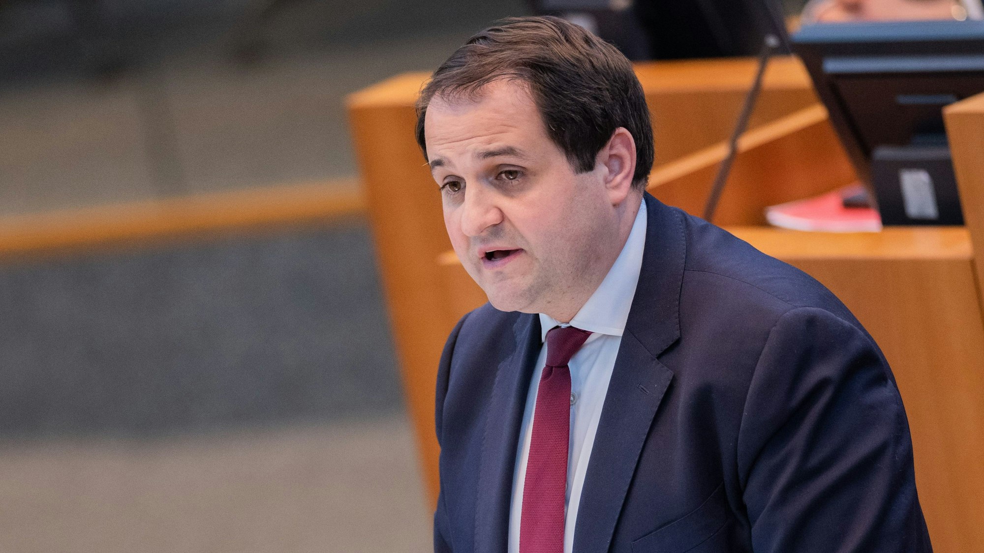 Nathanael Liminski (CDU) steht am Rednerpult.