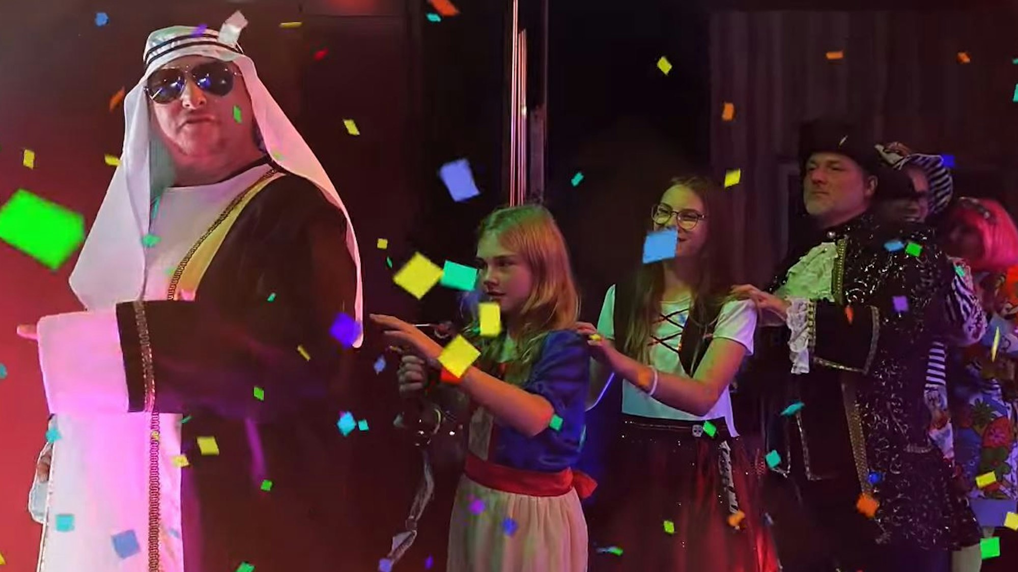 Eine Polonaise zieht durchs Bild.