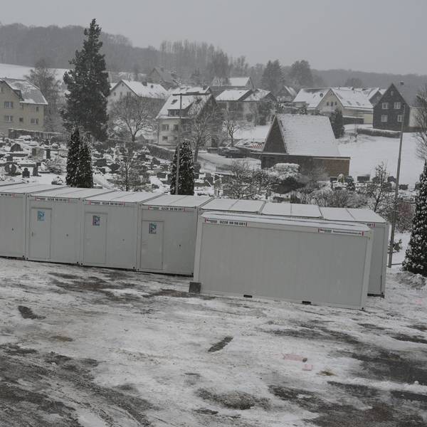 Das Foto zeigt eine neue Unterkunft für Geflüchtete in Biesfeld in Schwarz-Weiß