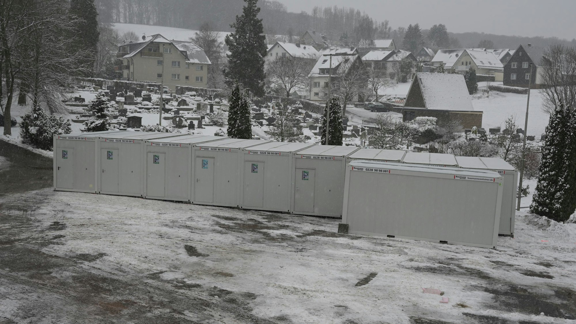 Das Foto zeigt eine neue Unterkunft für Geflüchtete in Biesfeld in Schwarz-Weiß