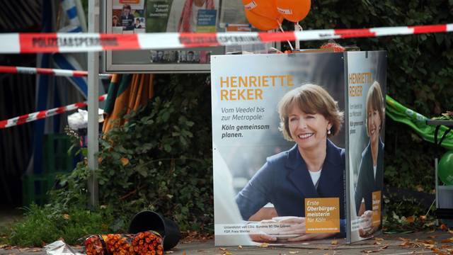 Ein Plakat der Kölner Obermeisterkandidatin Henriette Reker ist am 17.10.2015 am Tatort in Köln-Braunsfeld zu sehen.