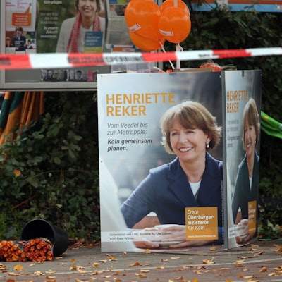 Ein Plakat der Kölner Obermeisterkandidatin Henriette Reker ist am 17.10.2015 am Tatort in Köln-Braunsfeld zu sehen.