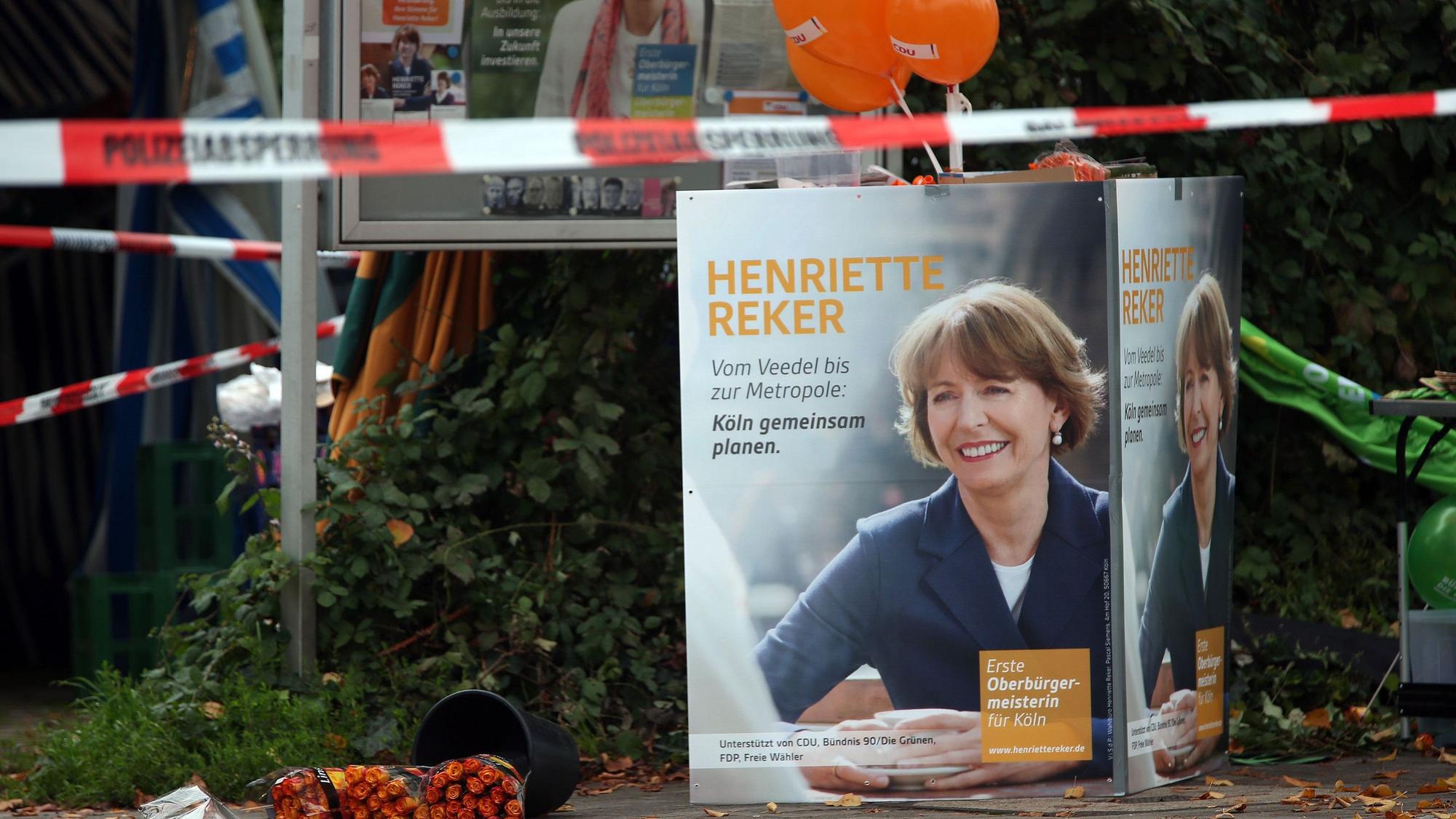 Ein Plakat der Kölner Obermeisterkandidatin Henriette Reker ist am 17.10.2015 am Tatort in Köln-Braunsfeld zu sehen.