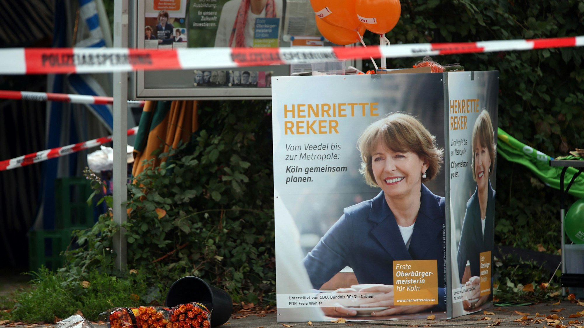 Ein Plakat der Kölner Obermeisterkandidatin Henriette Reker ist am 17.10.2015 am Tatort in Köln-Braunsfeld zu sehen.