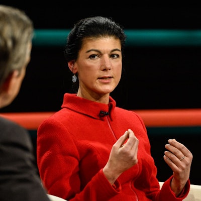 Markus Lanz (l.) will von Sahra Wagenknecht am 17. Januar Details zu einem Treffen der Politikerin mit dem Rechtsextremen Gernot Mörig erfahren.