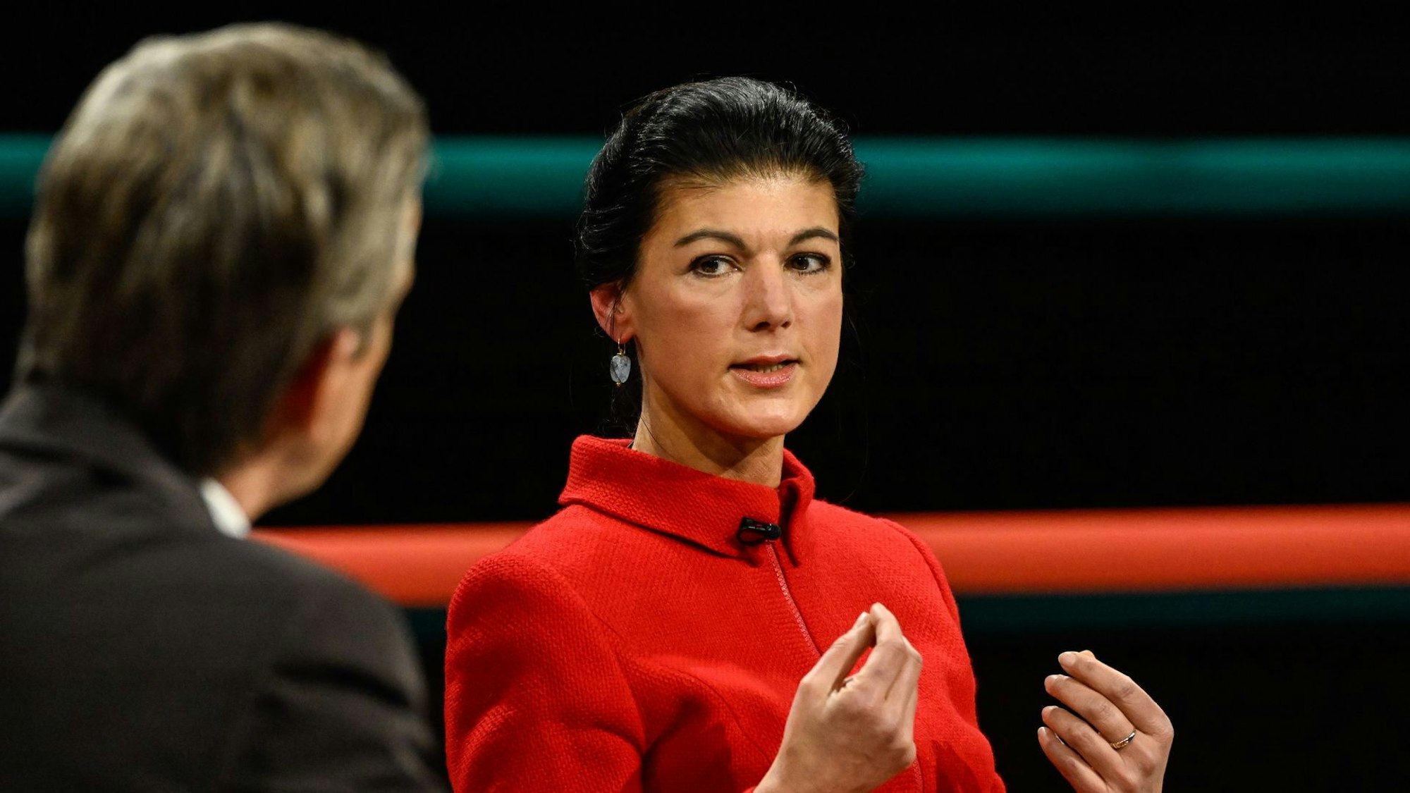 Markus Lanz (l.) will von Sahra Wagenknecht am 17. Januar Details zu einem Treffen der Politikerin mit dem Rechtsextremen Gernot Mörig erfahren.