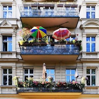 Eine Hausfassade mit schön bepflanzten Balkonen.