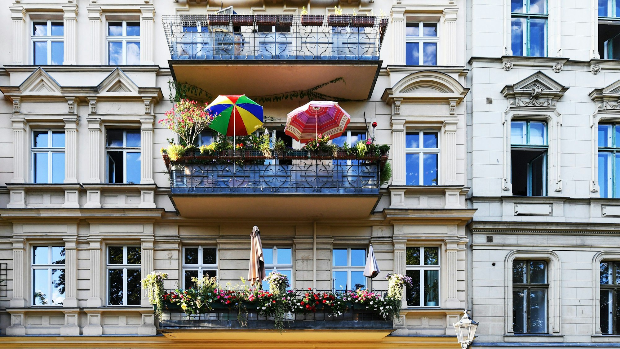 Eine Hausfassade mit schön bepflanzten Balkonen.