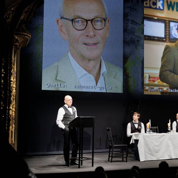 Berlin: Die Schauspieler Veit Schubert (v.l.n.r.), Max Gindorf, Constanze Becker, Oliver Kraushaar und Andreas Beck spielen bei einer szenischen Lesung auf der Bühne des Berliner Ensemble weitere Details zu einem Treffen von AfD-Politikern, Rechtsextremisten und Unternehmer.